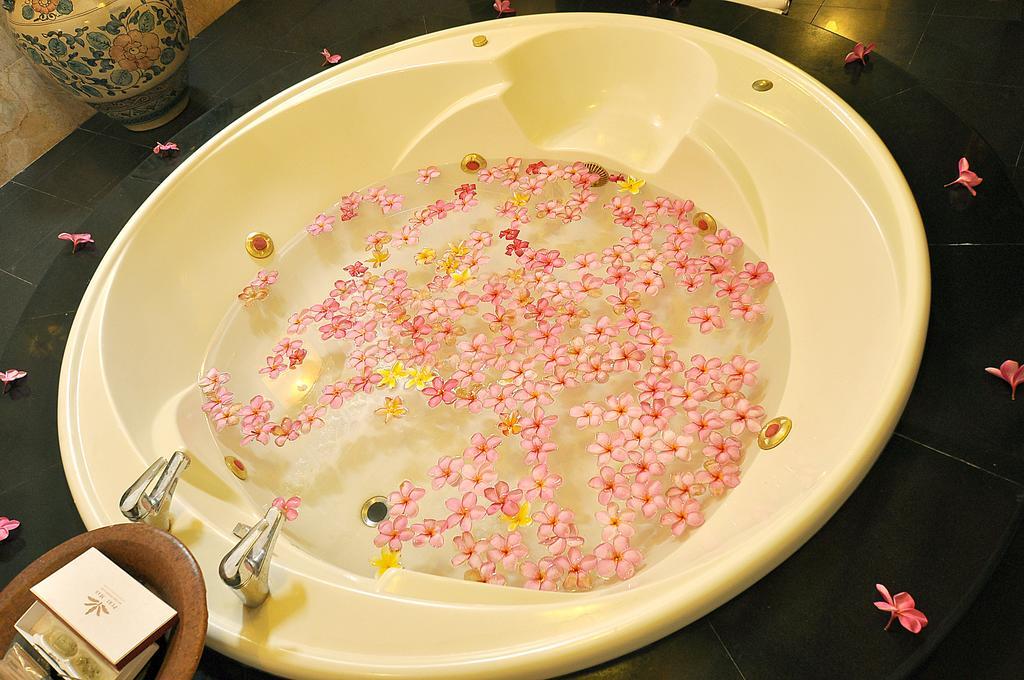 Puri Mas Spa Resort Мангсит Экстерьер фото